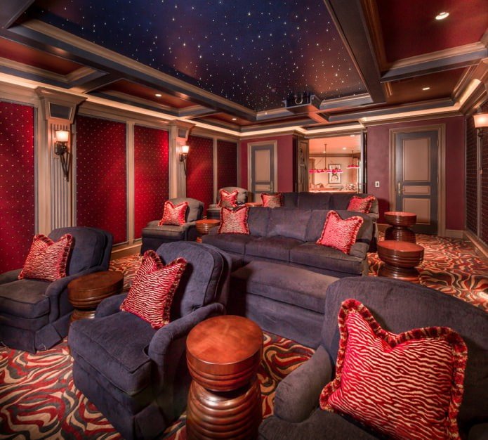 Rood en blauw plafond