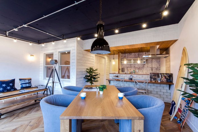 blauw plafond in loftstijl