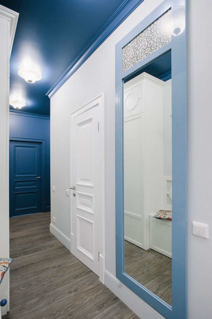 Hal met een blauw plafond