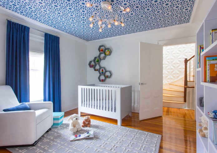 blauw plafond met patroon