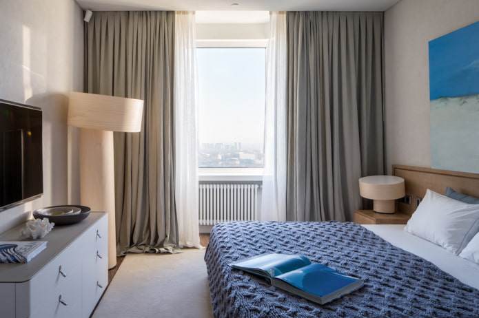 Grijze gordijnen op een grijze muur