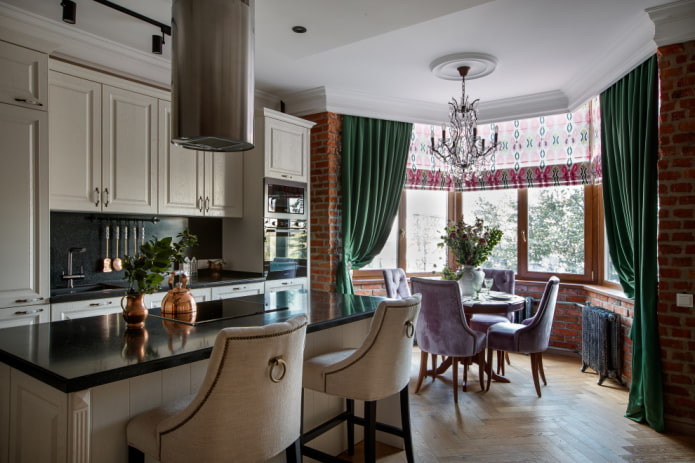 Smaragdgroene gordijnen en baksteen