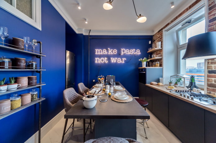 blauwe muren in het interieur van de keuken