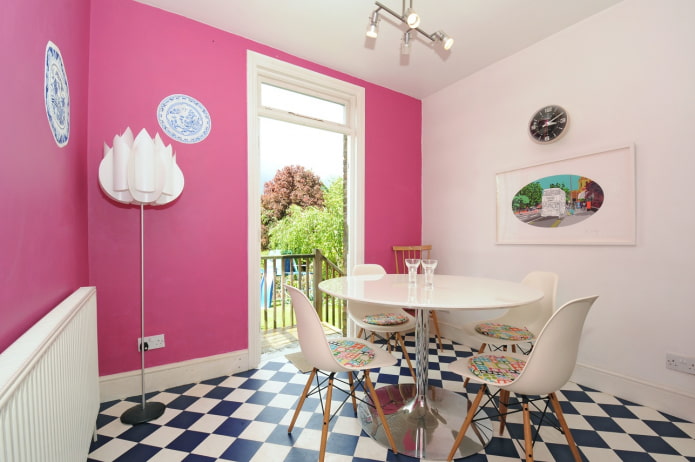 roze muren in het keukeninterieur