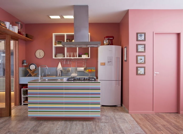 roze muren in het keukeninterieur