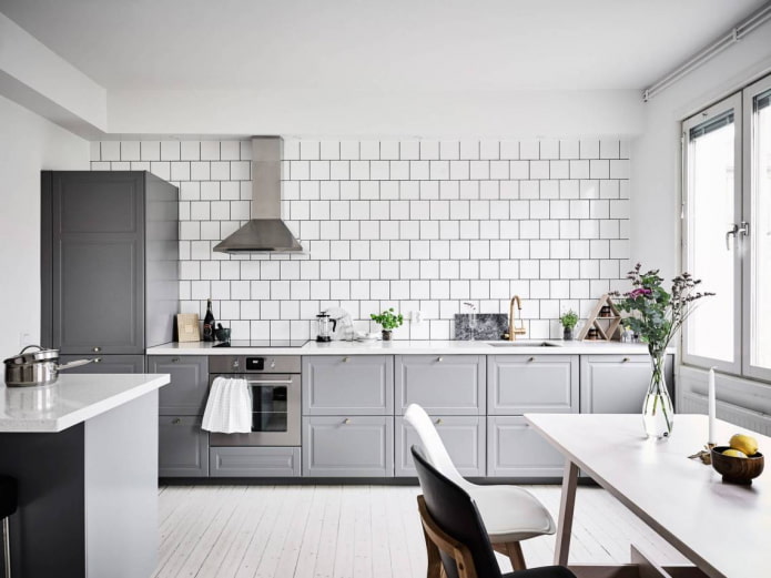 witte muren in het keukeninterieur