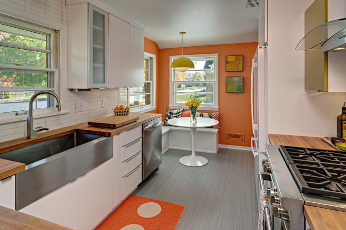 oranje muren in het keukeninterieur