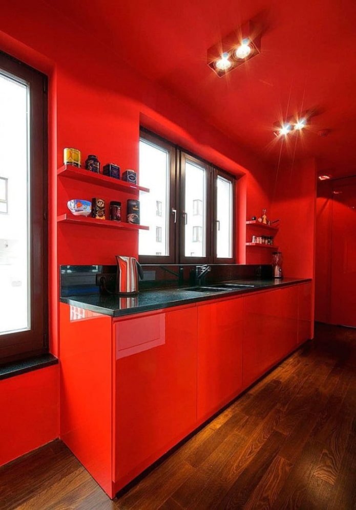 rode muren in het keukeninterieur