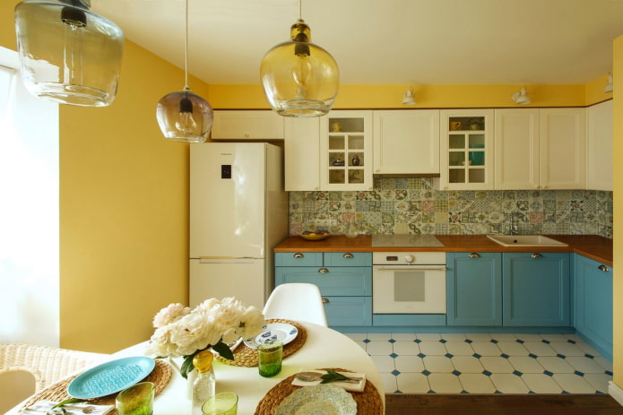gele muren in het keukeninterieur
