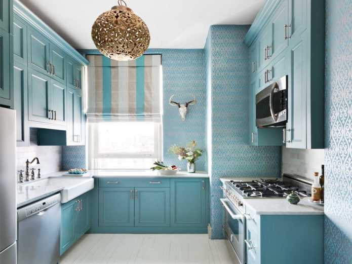 blauwe muren in het keukeninterieur