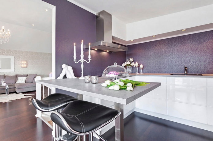 paarse muren in het keukeninterieur