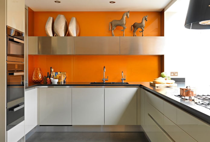 oranje muren in het keukeninterieur