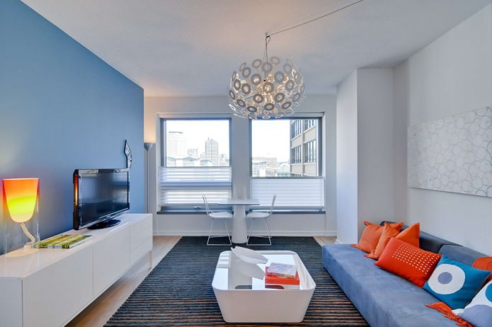 blauw-witte muur in de woonkamer