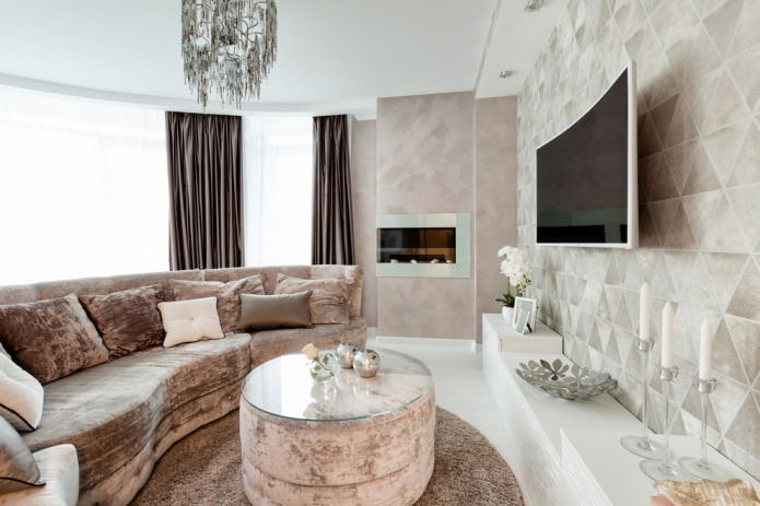 donkere gordijnen in een beige woonkamer