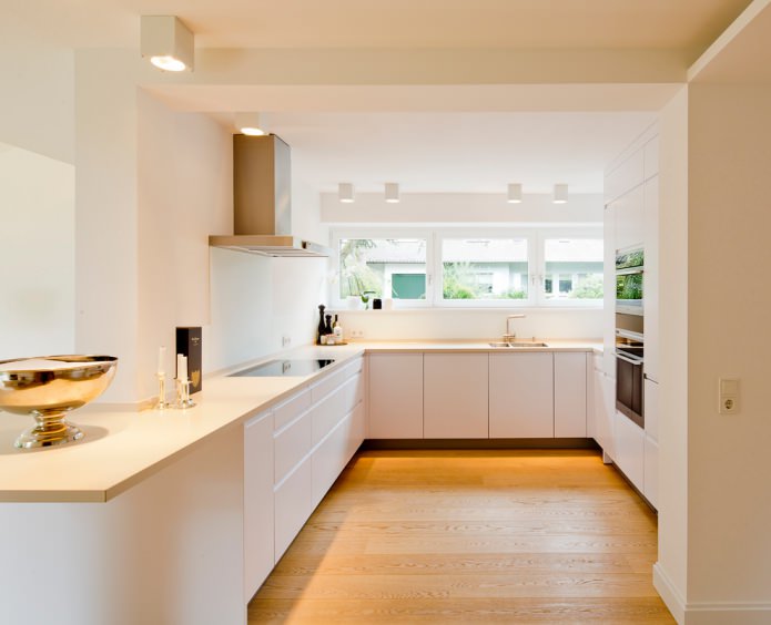 wit keukeninterieur met vanillekleurig aanrechtblad
