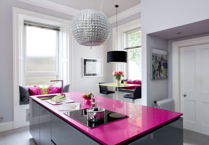 roze aanrechtblad op het kookeiland