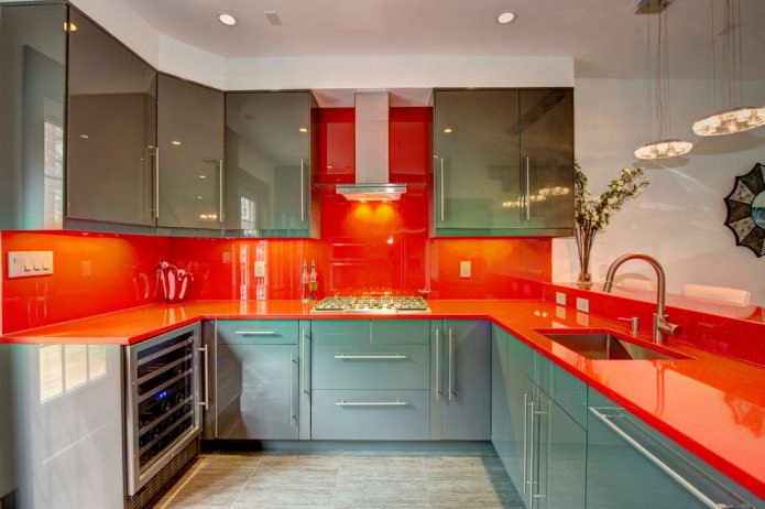 keuken met een rood kunststof aanrechtblad