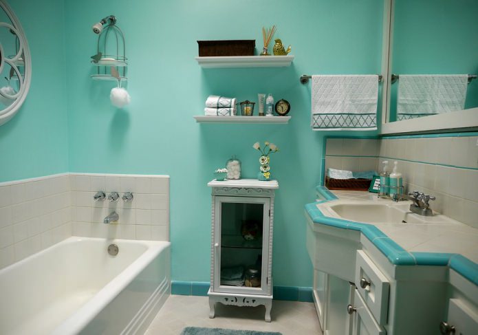 wit en turquoise in de badkamer