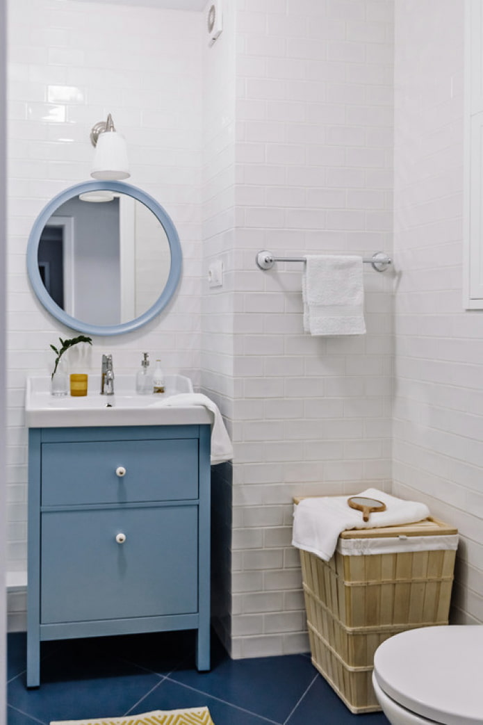 wit-blauwe badkamer