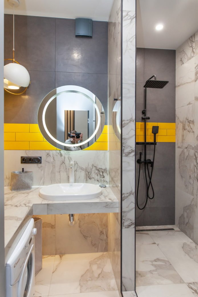gele accenten in de badkamer
