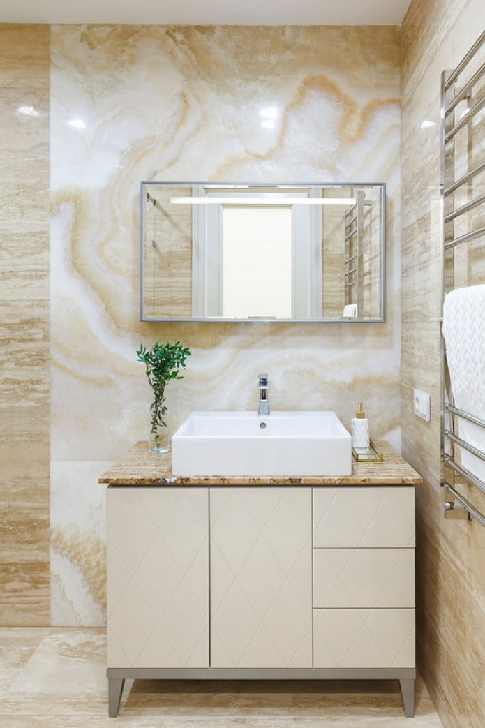 beige muren onder een steen