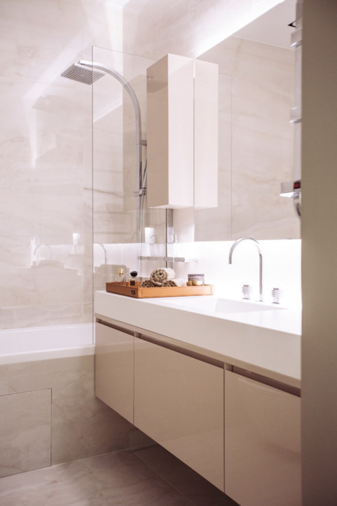 beige glans in de badkamer