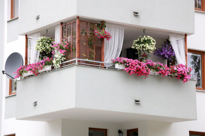 een balkon decoreren met bloemen