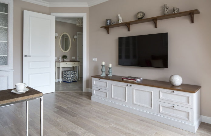 TV-meubel in het interieur in Proven?aalse stijl