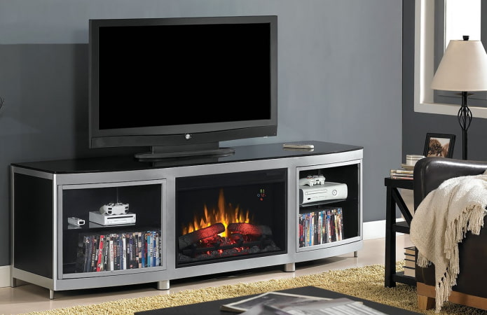 aan de muur gemonteerde tv-standaard met een elektrische haard in het interieur