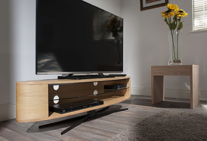 ovale tv-kast in het interieur