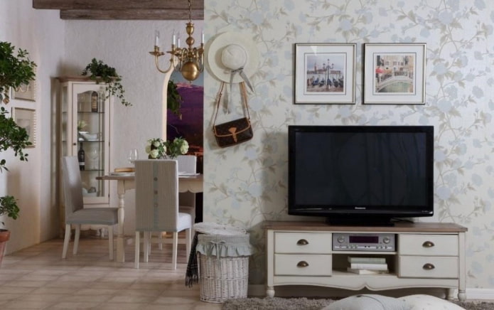 TV-meubel in het interieur in de Proven?aalse stijl