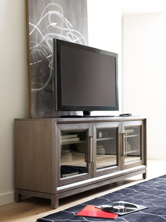 Tv-standaard met glazen deuren in het interieur