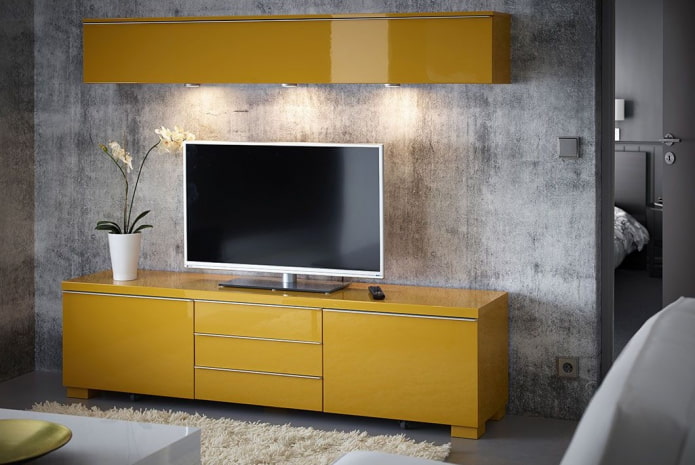 standaard onder gele tv in het interieur