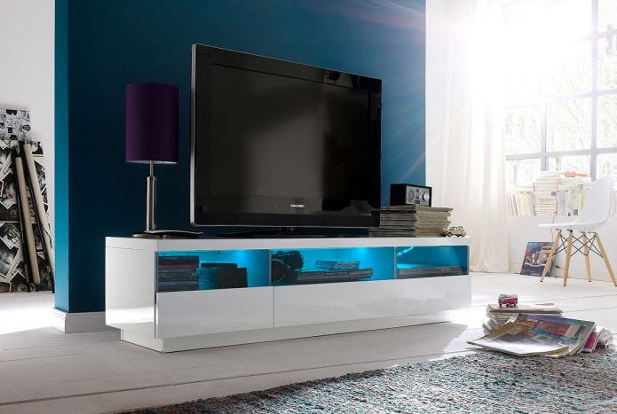 TV-standaard met achtergrondverlichting in het interieur