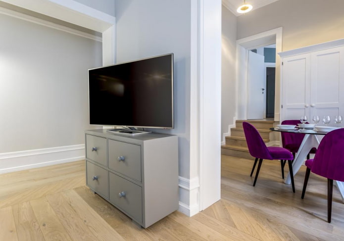 grijze tv-standaard in het interieur