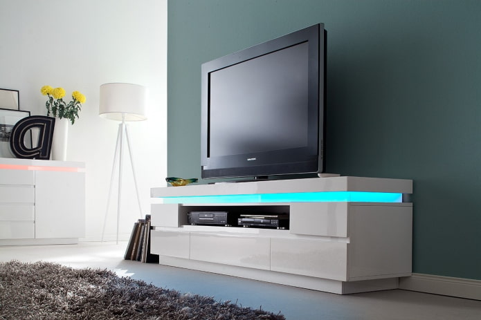 TV-meubel met achtergrondverlichting aan de binnenkant