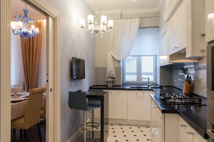 korte gordijnen in het keukeninterieur