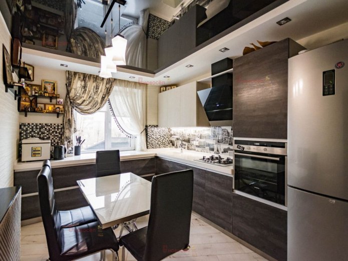 korte gordijnen in het keukeninterieur
