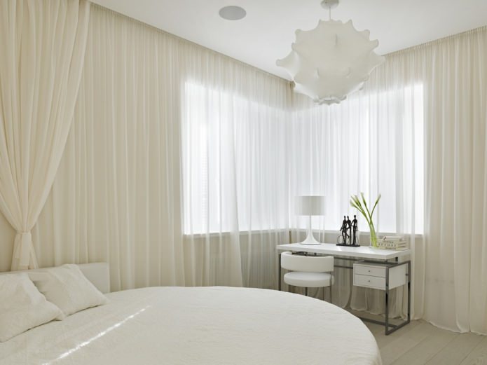 witte tule in de slaapkamer