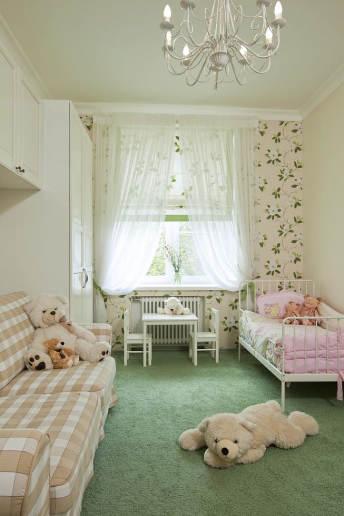 vouwgordijn en tule in de kinderkamer