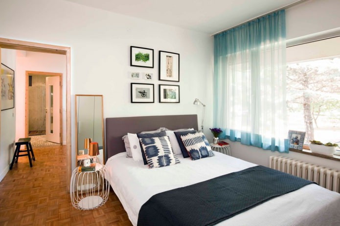 blauwe tule in de slaapkamer