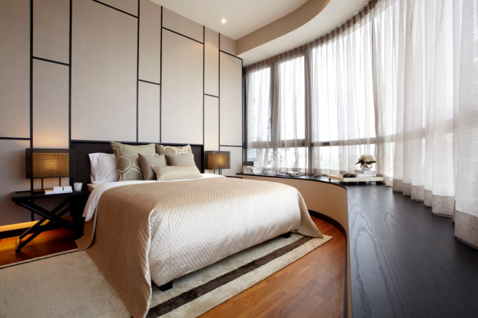 korte gordijnen in het interieur van de slaapkamer