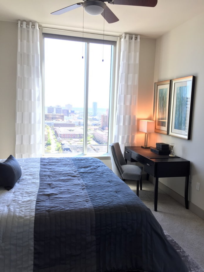 streepgordijnen in het slaapkamerinterieur