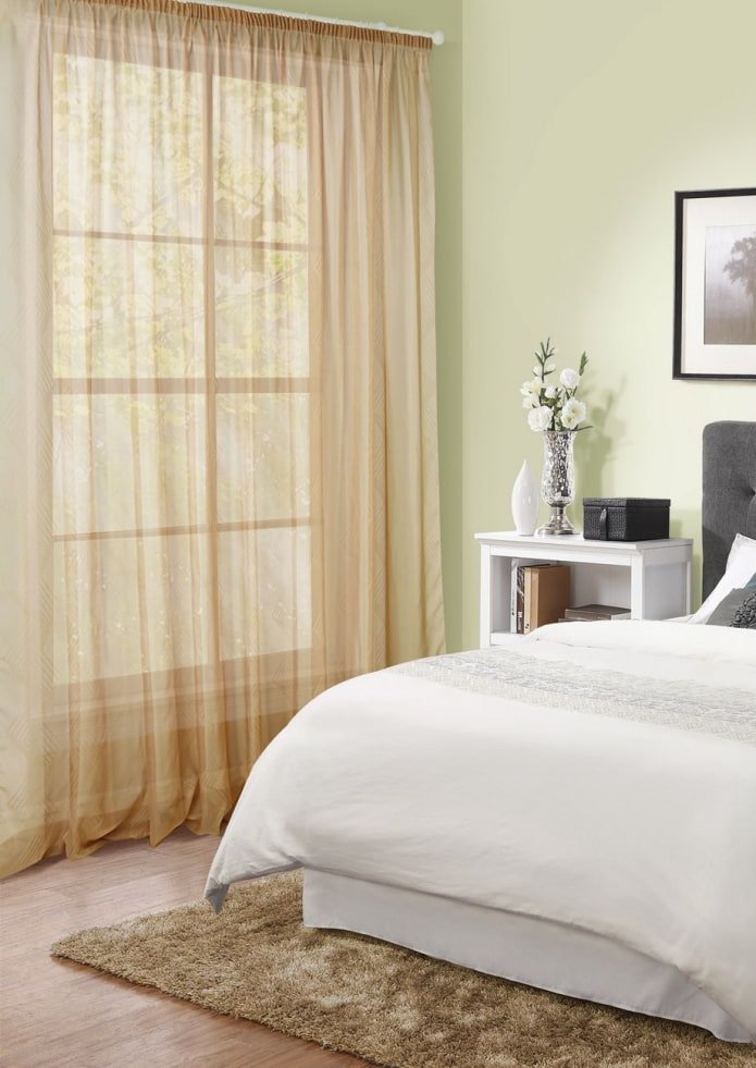beige gordijnen in de slaapkamer