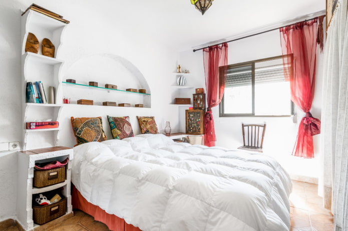 rode gordijnen in de slaapkamer