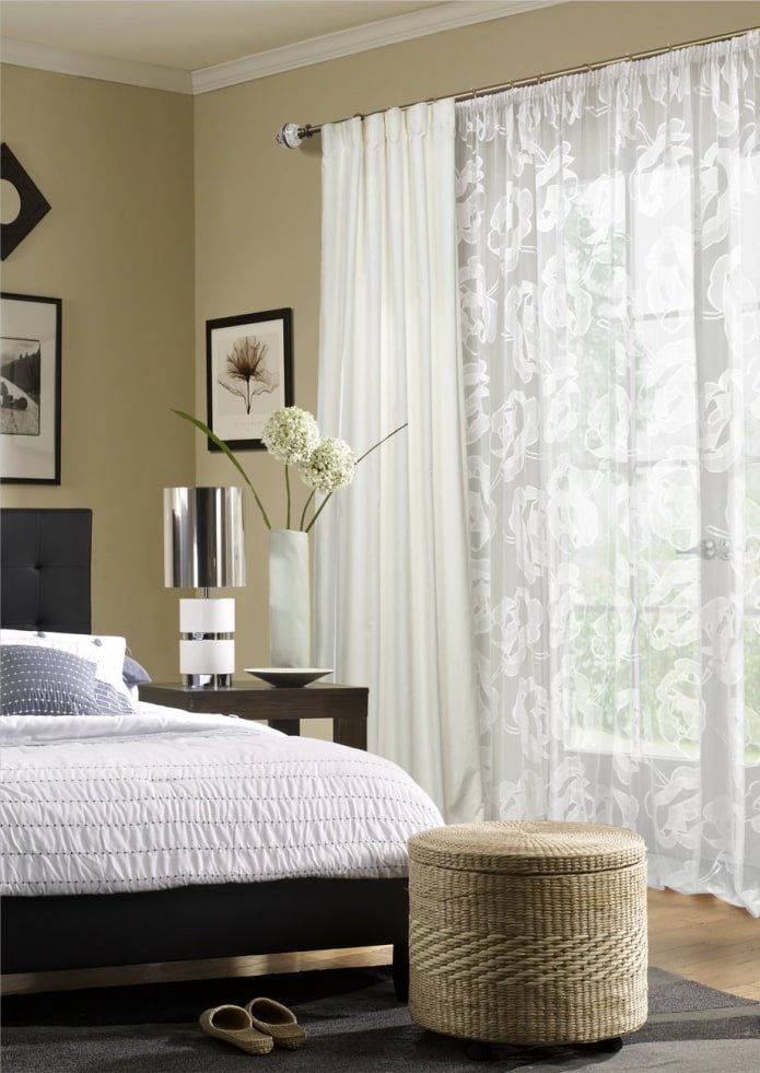 gordijnen met bloemenprint in de slaapkamer