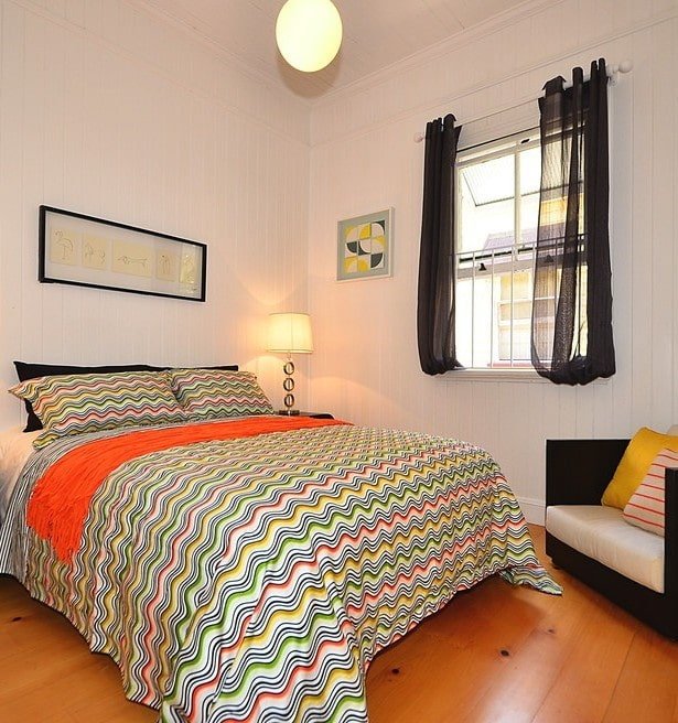 korte gordijnen in het interieur van de slaapkamer