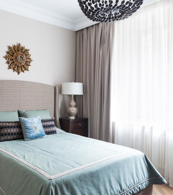 gordijnen met draperie?n in het slaapkamerinterieur
