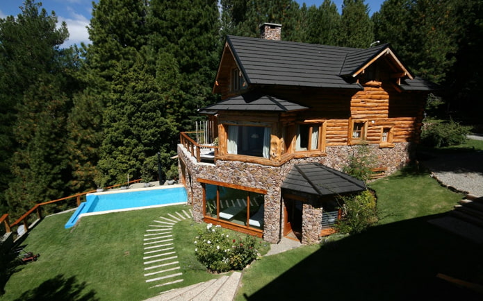 houten huis met zwembad in een laagland