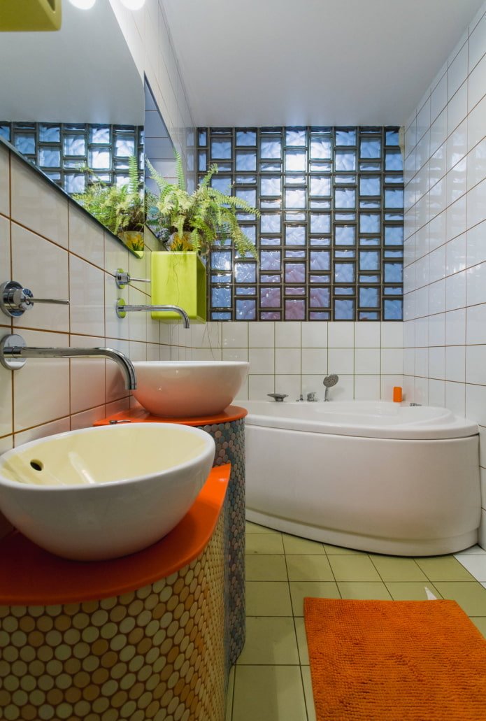 Lichte kleine badkamer